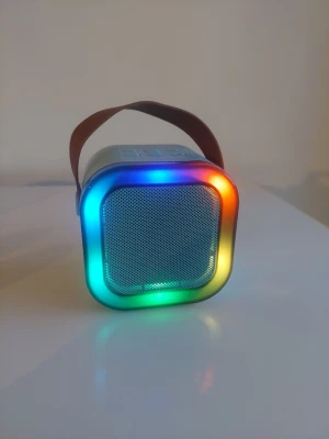 Karaoke ljudsystem med två mikrofoner och RGB-ljuseffekter - Detta karaoke ljudsystem har färgglada ljuseffekter som skapar en festlig atmosfär. Systemet är utrustat med omnidirektionella ljudeffekter och har ett kompakt format för enkel transport. Det inkluderar två mikrofoner.