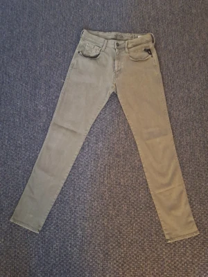 Jeans Replay Anbass W31 L34 - Snygga ljusgröna slim fit jeans med klassisk femficksdesign och smala ben. Jeansen har bälteshällor och knappgylf.