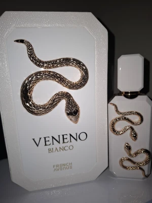 Veneno Bianco, full presentation  - En sofistikerad kokosdoft som inte ger solkräms-vibe.