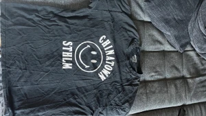 Svart Chinatown Market t-shirt - Säljer en svart t-shirt från Chinatown Market med vit smiley och texten 'CHINATOWN STHLM' på bröstet. Klassisk passform och rund halsringning. Perfekt för dig som gillar streetwear och vill sticka ut med en unik print.