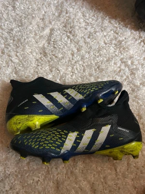 Adidas Predator Freak+ Demonscale FG – Fotbollsskor - Adidas Predator Freak+ Demonscale FG i bra använt skick. Normalt slitage efter användning, men fullt fungerande. Perfekta för naturgräs. Se bilder för skick. Storlek: 41.5