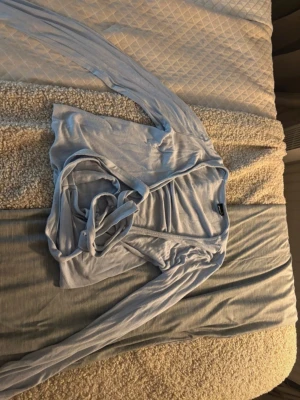 Gina tricot knyt tröja - Tröja från gina tricot i storlek xs, liten fläck på armen syns inte jättemycket, pris går att diskuteras!