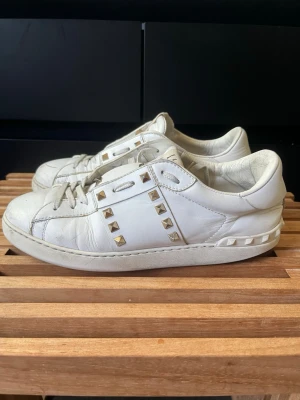 Valentino rockstuds  - Tjena, säljer nu dessa riktigt snygga och populära valentinos rockstudsen, de är i ganska använt skick men fortfarande liv kvar i sig, storlek 41,5, endast skorna ingår, hör av er vid frågor och funderingar🙌🤝 