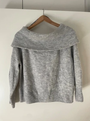 Off shoulder tröja  - Jätte mysig och knappt använd, köpte på Sellpy. Priset kan absolut diskuteras 