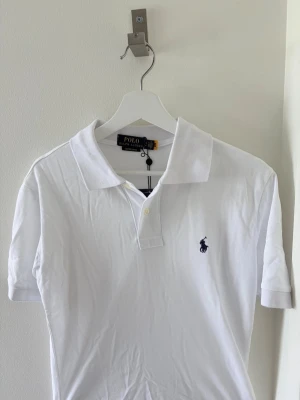 Ralph Lauren Piké - Säljer den här lite schysstare raffe pikén nu! Säljer den riktigt billigt då jag vill sälja snabbt! storleken på den här är S! Hör av er vid minsta fundering! Mvh Quadra Closet!