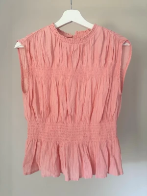 Korallrosa topp  - Superfin rosa topp ifrån H&M i storlek S! 