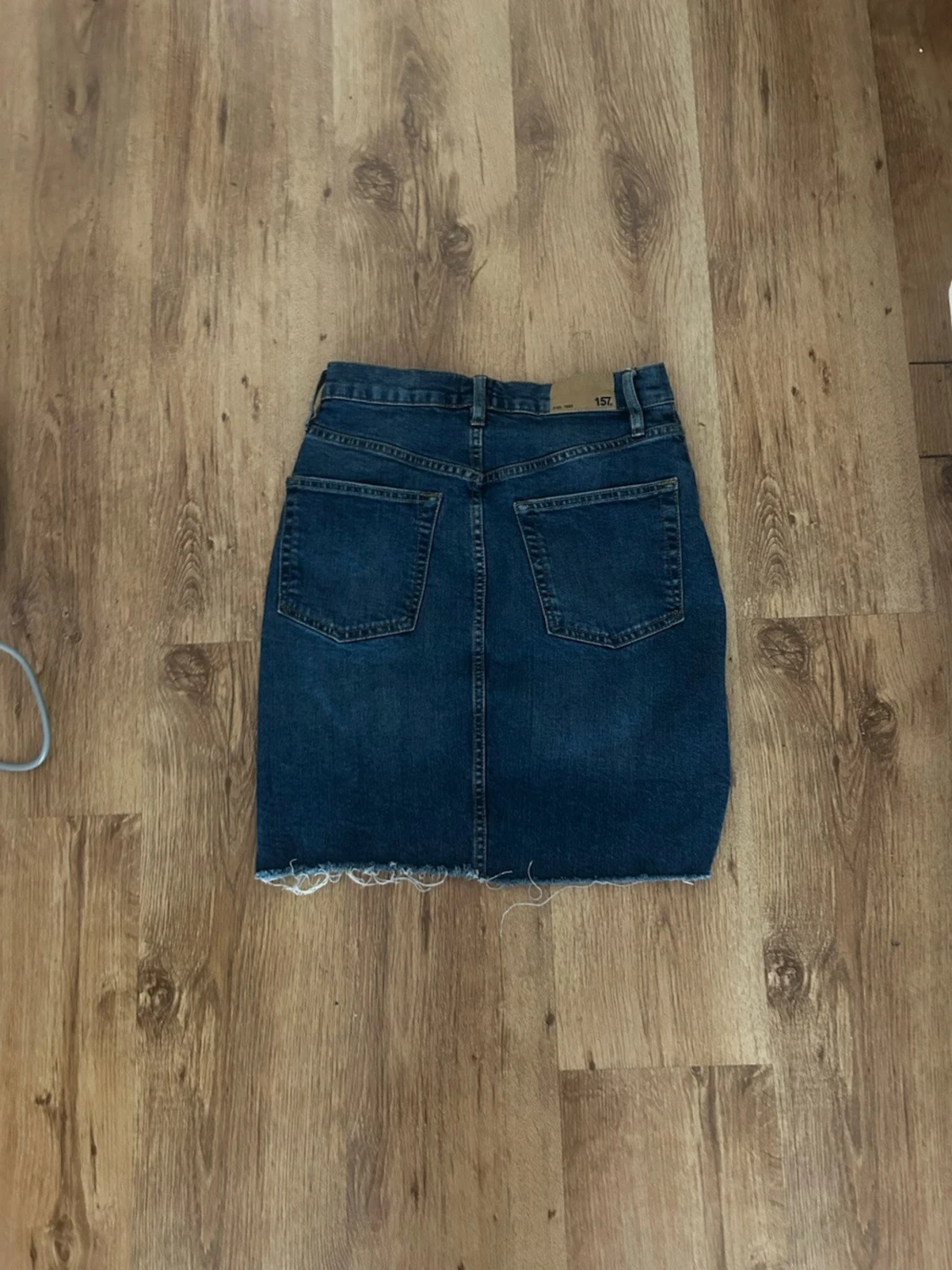Mörkblå jeanskjol med rå kant