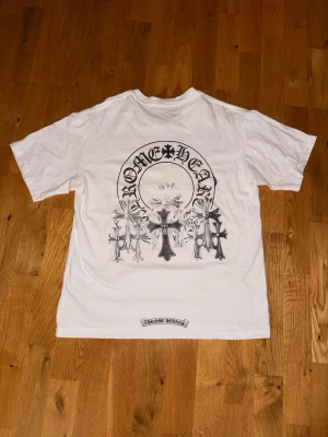 Vit Chrome Hearts t-shirt - Schysst chromey. Skriv, svarar snabbt!