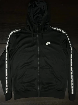 Nike hoodie - Nike zip up hoodie storlek M, svart, mycket bra skick