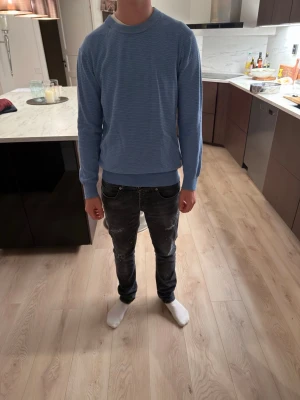 Scotch & Soda tröja - Säljer min svinsnygga Scotch & Soda tröja i ljusblå. Tröjan är knappt använd och sitter svinskönt på kroppen! Hör av er vid fler frågor!