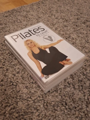 Tränings-DVD: Pilates, Yoga & Yogalates - Säljer ett set med tre tränings-DVD:er från Casall – Pilates, Power Yoga och Yogalates. Omslagen är vita med bilder på instruktören i olika träningsposer. Perfekt för dig som vill träna hemma och testa olika träningsformer. Skick: 10/10