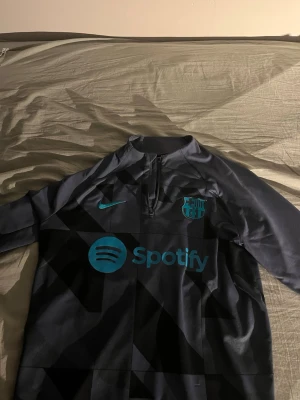 Barcelona lång tröja - Säljer min långa barcelona tröja då jag inte längre använder den