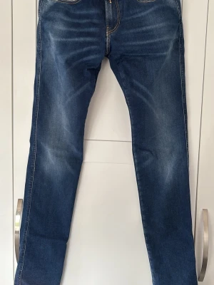 Replay Anbass jeans - Replay hyoerflex. Storlek 30/34. Endast använda fåtal gånger. Nypris 1800kr. Kommer från djur- och rökfritt hem. 