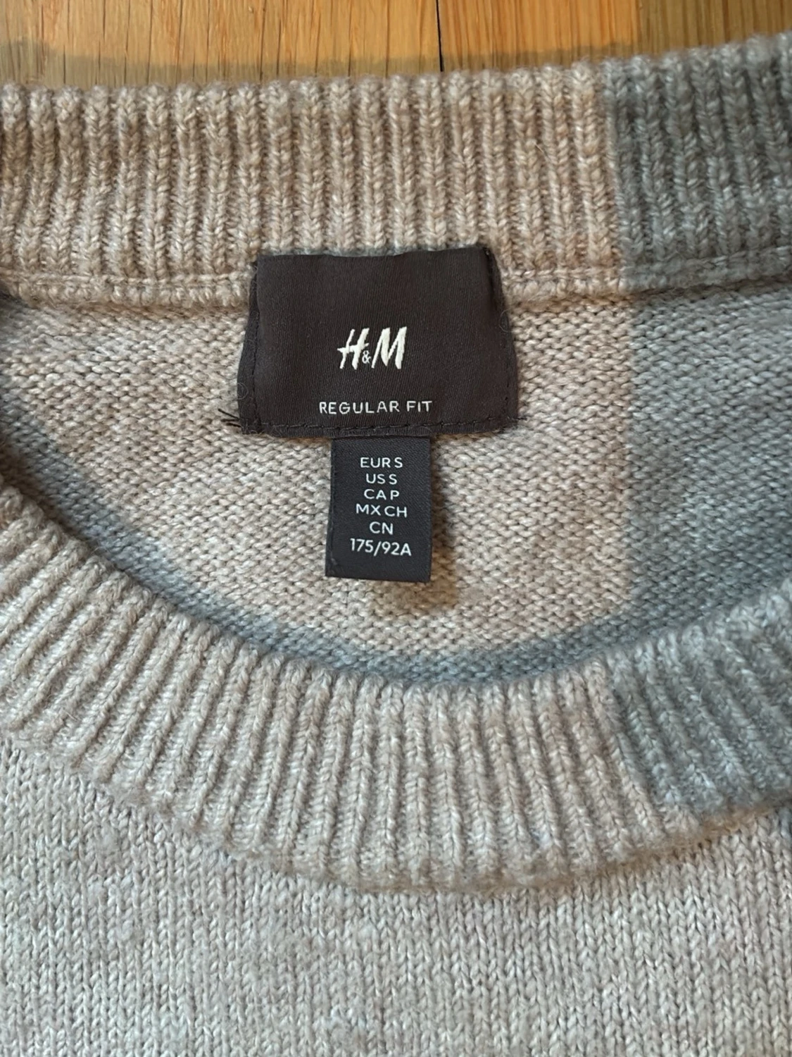 Ljusgrå/beige stickad tröja från H&M - 1