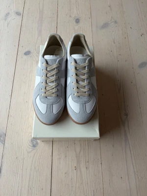 Maison margiela - Nya vita gats i storlek 43,passar även 42.           Fråga kring funderingar!!