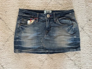 Jeanskjol  - Jeanskjol kjol i storlek Small säljer för att den var för liten och glömde lämna tillbaka i tid.