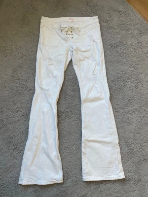 jeans - säljer dessa fina low waist jeans ifrån gina, de är i storlek M. jeansen är i fint skick förutom att de är lite trasiga längst ner på benen, men de är inget man tänker så mkt på!❣️❣️