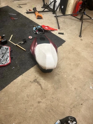 Moped- eller skotersadel vinröd/grå - Säljer en moped- eller skotersadel i vinrött och grått. Sitsen har en bred, bekväm form och är klädd i konstläder. Passar till dig som vill byta ut eller uppgradera din nuvarande sadel. Perfekt för dig som gillar att meka med mopeder eller skotrar.