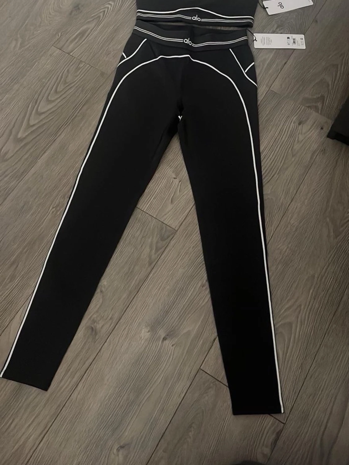 Svarta leggings med vita detaljer från Alo