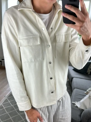 Overshirt beige - Stilren och trendig perfekt under sommarkvällarna! Lite nopprig annars bra skick. Mått: A:47 B:42 C:50 D:64 (cm) Skriv vid fundering 😇🙌