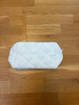 Sminkväska - Sminkväska vit broderad