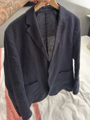 Kavaj - Marinblå linnekavaj från MD och den e grymt bra skick och perfekt för sommaren, Size M/L och den är tts helt klart och letar ny ägare då jag inte använder den mer.