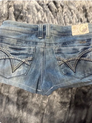 mini shorts - De søteste vintage low rise blå denimshortsene. Størrelse 0, som tilsvarer en XS/XXS.