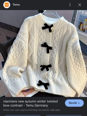 Vit kabelstickad kofta med rosetter - Supersöt vit kabelstickad kofta med svarta rosetter längs knäppningen. Koftan har rund halsringning, ribbade muddar och ett detaljerat stickat mönster. Från Temu 😪 Original pris ca 145kr, finns ej kvar på sidan(?) Oanvänd utan defekter. Ungefär stl M-L