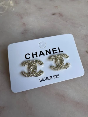 Guld CC örhängen  - Jättefina örhängen helt nya från förpackningen! Material i Sterling silver 925 rostfria ✨ Skickas inslaget i en liten presentpåse 🎁  Erbjuder snabb leverans postar inom 24 timmar