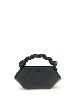 Svart Ganni väska - Den korniga Bou mini-handväskan från Ganni utmärker sig med sin eleganta korniga textur och raffinerade detaljer. Den har en ton-i-ton GANNI Butterfly-logotyp och en präglad logotyp på baksidan, tillsammans med metallmuttrar graverade med logotyp och fjäril. Det flätade handtaget ger en handgjord känsla, medan den justerbara och avtagbara axelremmen erbjuder mångsidighet. Den invändiga magnetiska stängningen säkerställer säkerhet, med ett enda funktionellt fack.  Mått: 28x14x17 
