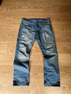 Flanuer homme jeans - Säljer dessa eftertraktade Flanuer homme jeans med rak passform som är köpta för cirka 1,5 år sedan dom är i väldigt bra skick inga defekter.  Storleken är 36/XL  Ny pris är runt 2000kr