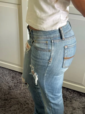 Lowwaist ljusblå jeans - Innerben: 85 cm Midja: 80cm
