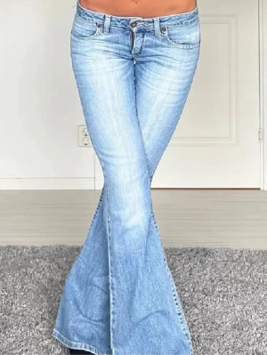 Lågmidjade blåa jeans, bigstar - Jättefina lågmidjade jeans (lånade bilder med jeansen på). Är klippta längst ner men inget som noteras tydligt!✨ Midjemått: 35cm, innerbenslängd: 81cm💖