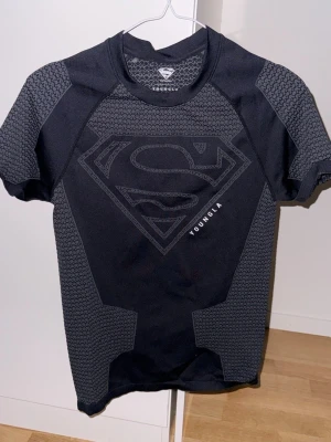 Superman compression Young LA - Säljer min svarta superman compression t-shirt i storlek L då ja aldrig använt den. Har så många andra som ja hellre slänger på än denna. Snygg färg, bra material och lågt pris 🏆 