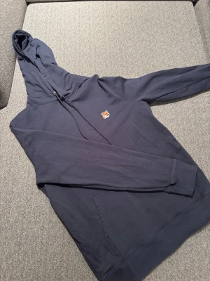 Maison Kitsuné hoodie - Aschysst blå hoodie från Maison Kitsuné i sjukt bra skick, storlek M. Hör av er vid eventuella frågor!!