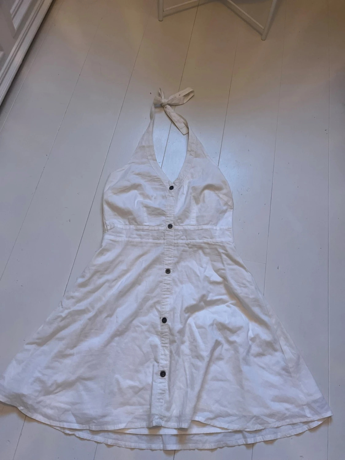 Vit halterneck klänning med knappar