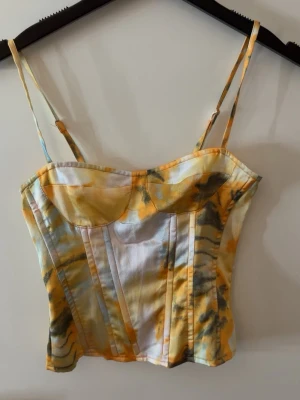 Prettylittlething topp  - Korsett liknande topp från pretty little thing i strl 34. 