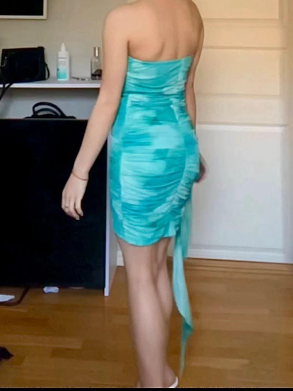 Turkos axelbandslös kortklänning - 1