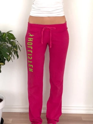 Hollister lågmidjade byxor  - Storlek S. Rakt över midjemått: 36cm. Innebenslängd: 75cm. Skickas inom 24h. Se liknande plagg i min profil! 