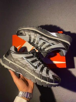 Nike P-6000 grå/svarta sneakers - Helt Nya nike p-6000 storlek 43