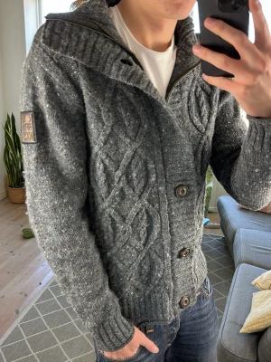 Cardigan stickad mörkgrå - Unik och snygg, perfekt nu under våren! Mått: A:52 B:49 C:46 D:61 (cm) Skriv vid fundering😇🙌