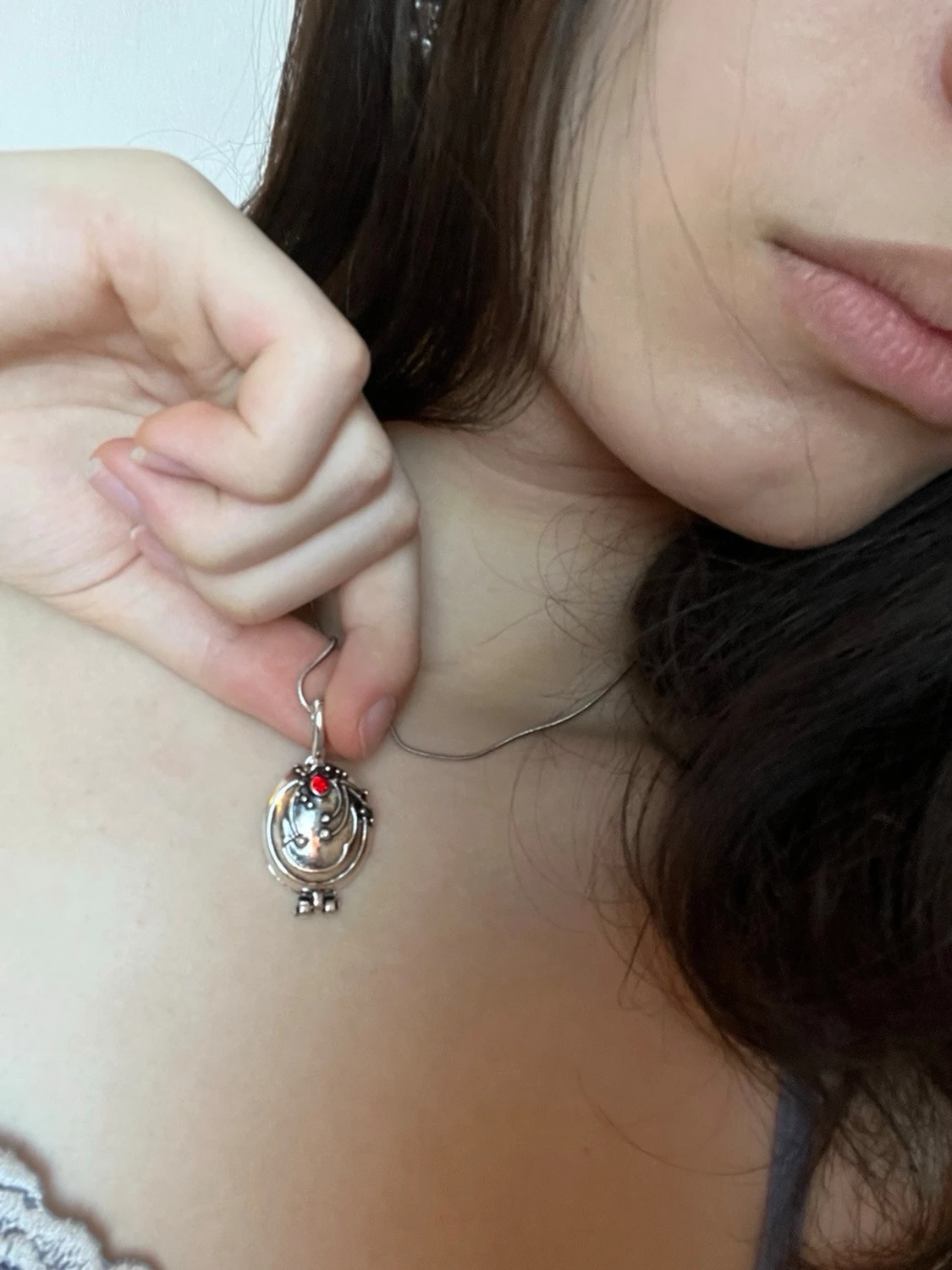 Elena gilbert necklace Silvrigt halsband med röd detalj - 3