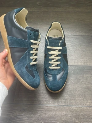 Blå sneakers från Maison Margiela - Blåa Maison Margiela gats i storlek 43 helt nya 