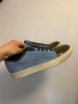 Lanvin captoes ljusblåa - Snygga lanvins i en ljusblå färg med mörkgrön captoe. Storlek 8UK