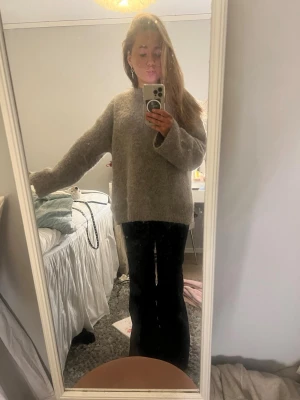 Oversized grå stickad tröja - Mysig overzied stickad! Från selected nypris 1100!! Använd endast ngr få gånger perfekt året runt, passar till bla sommarkvällar