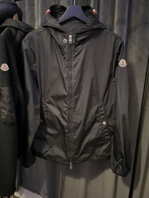 Moncler Grimpeurs Windbreaker - Säljer denna riktigt feta knapöt använda windbreakern. Den hänger bara just nu och används inte, storlek 2 S/M. Givetvis är den äkta vilket bekräftas i sista bilden✅