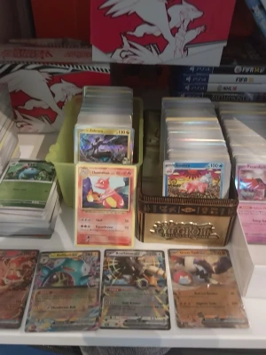 Samling Pokémonkort  - Stor samling Pokémonkort med flera holografiska och Ex-kort, inklusive Charmeleon, Zekrom och Slowbro. Kort i olika färger och designer, samt en Yu-Gi-Oh! samlarbox i metall. Perfekt för samlare eller spelentusiaster.