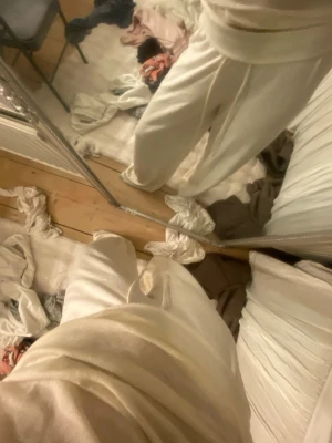 Krämvitt loungewear-set - Mysigt loungewear-set i krämvit färg med långärmad tröja och matchande byxor. Setet har en avslappnad passform och mjukt material som passar perfekt för hemmakvällar. Enkel och stilren design utan synliga loggor eller mönster.