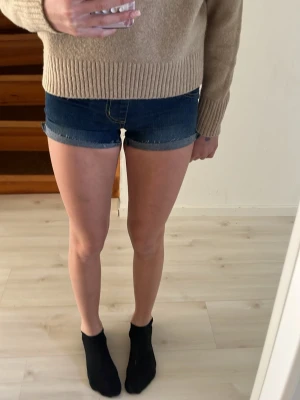 Mörkblå jeansshorts  - Snygga mörkblå jeansshorts och har midjemått 36. Shortsen har låg midja och är perfekta för varma dagar. Passar till allt och ger en avslappnad vibe.