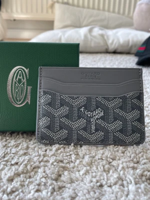 Grå Korthållare Mönstrad - Säljer en stilren grå korthållare med snyggt mönster. Korthållaren har flera fack och är perfekt för dig som vill ha något både snyggt och praktiskt. Helt ny och kommer med originalask.🫡🤝 